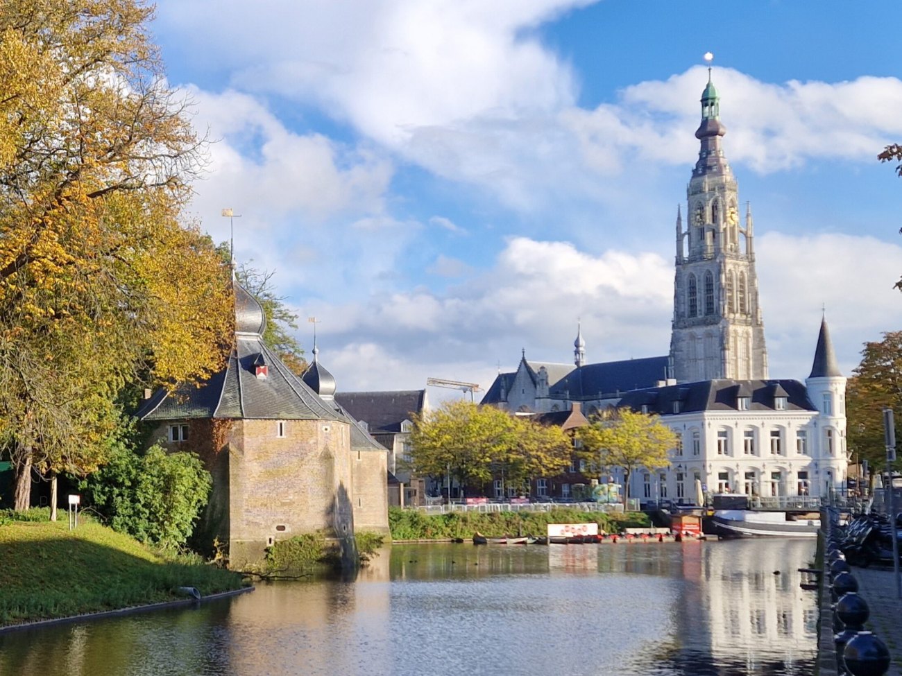 De Grote Kerk en het kasteel van Breda weerspiegeld in het water