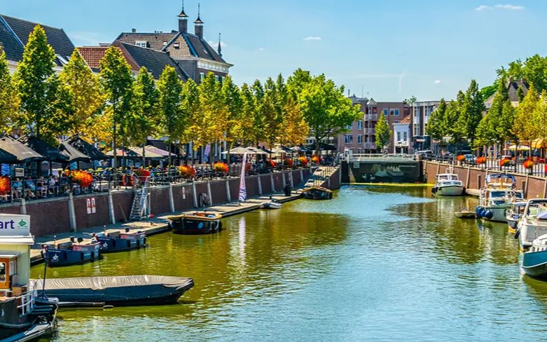 De haven van Breda met terrassen en boten